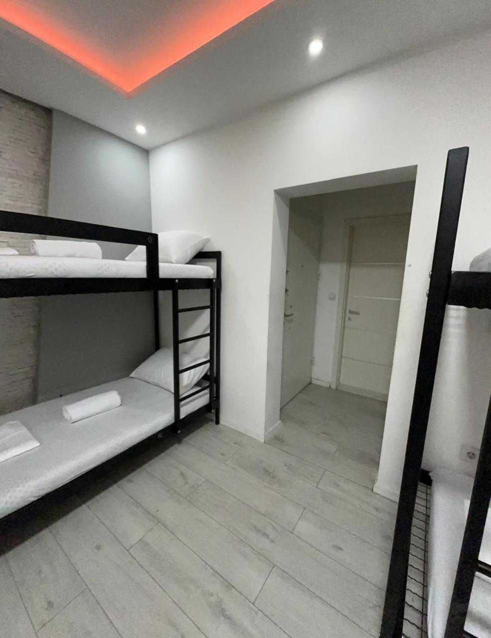 Shesh Hostel Pristina Exteriör bild