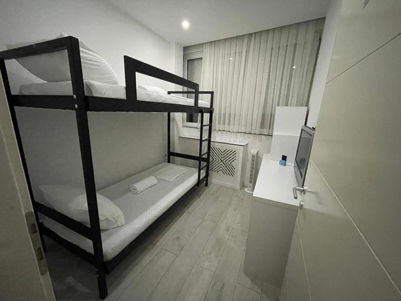 Shesh Hostel Pristina Exteriör bild